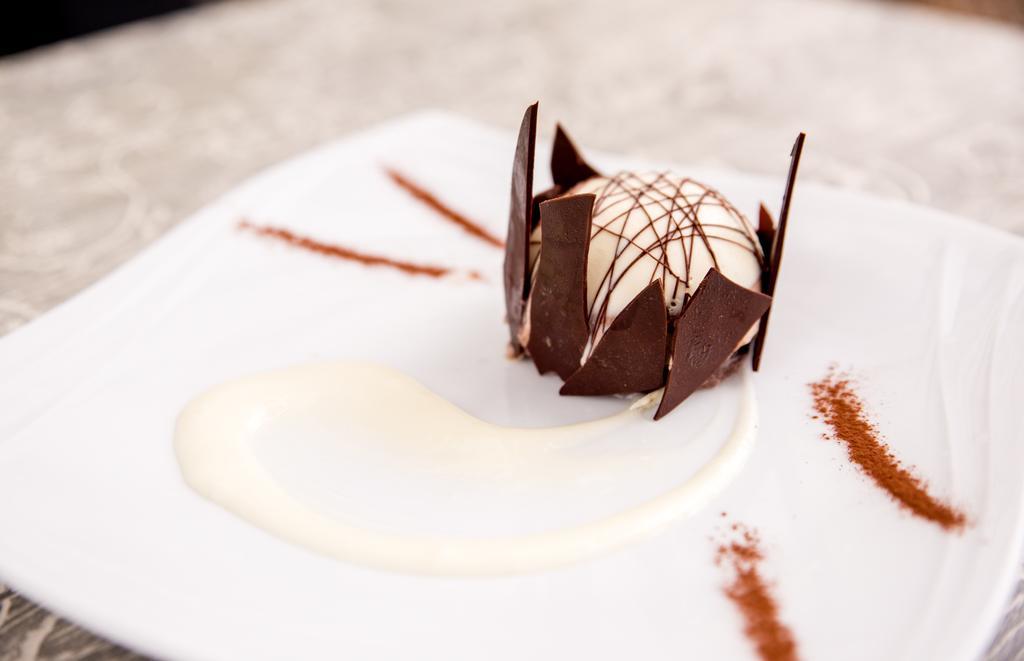 Logis Hotel Restaurant Des Chateaux อาแซ-เลอ-ริโด ภายนอก รูปภาพ