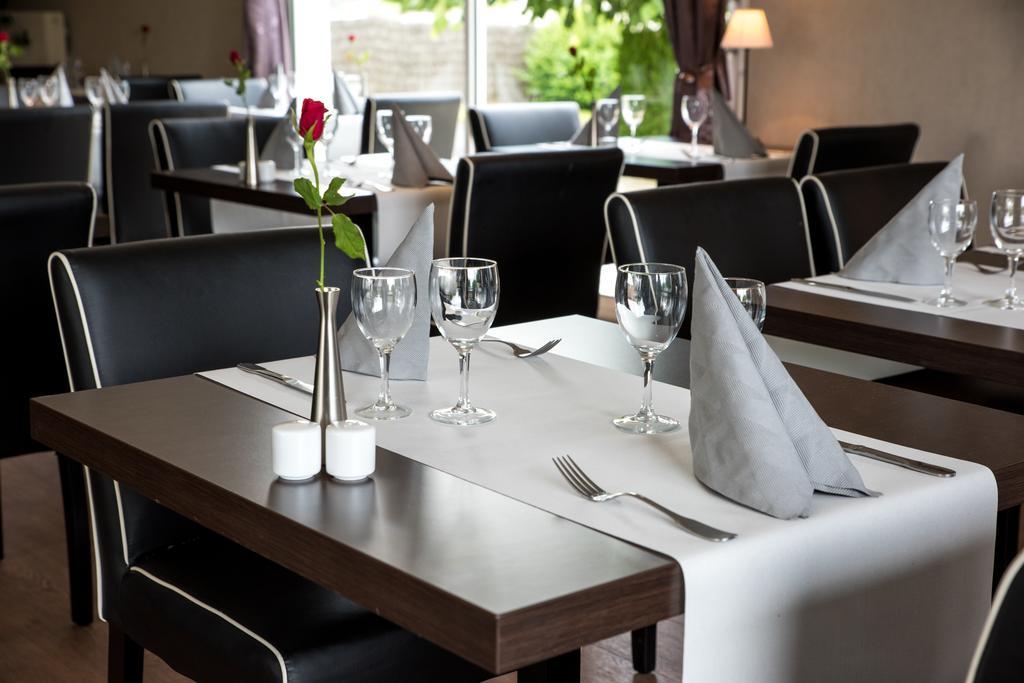 Logis Hotel Restaurant Des Chateaux อาแซ-เลอ-ริโด ภายนอก รูปภาพ