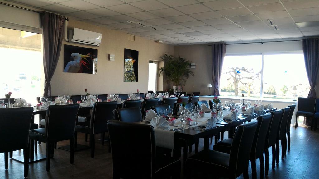Logis Hotel Restaurant Des Chateaux อาแซ-เลอ-ริโด ภายนอก รูปภาพ