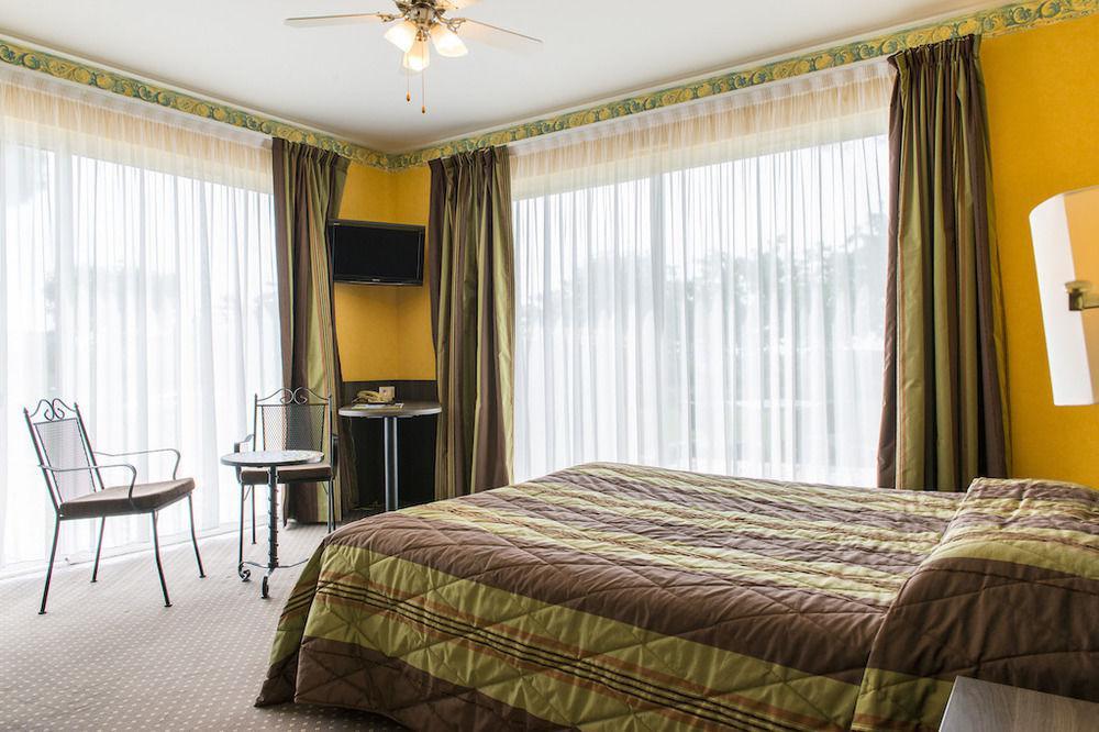 Logis Hotel Restaurant Des Chateaux อาแซ-เลอ-ริโด ภายนอก รูปภาพ