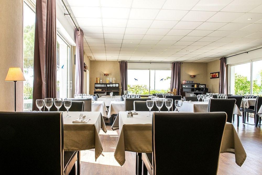 Logis Hotel Restaurant Des Chateaux อาแซ-เลอ-ริโด ภายนอก รูปภาพ